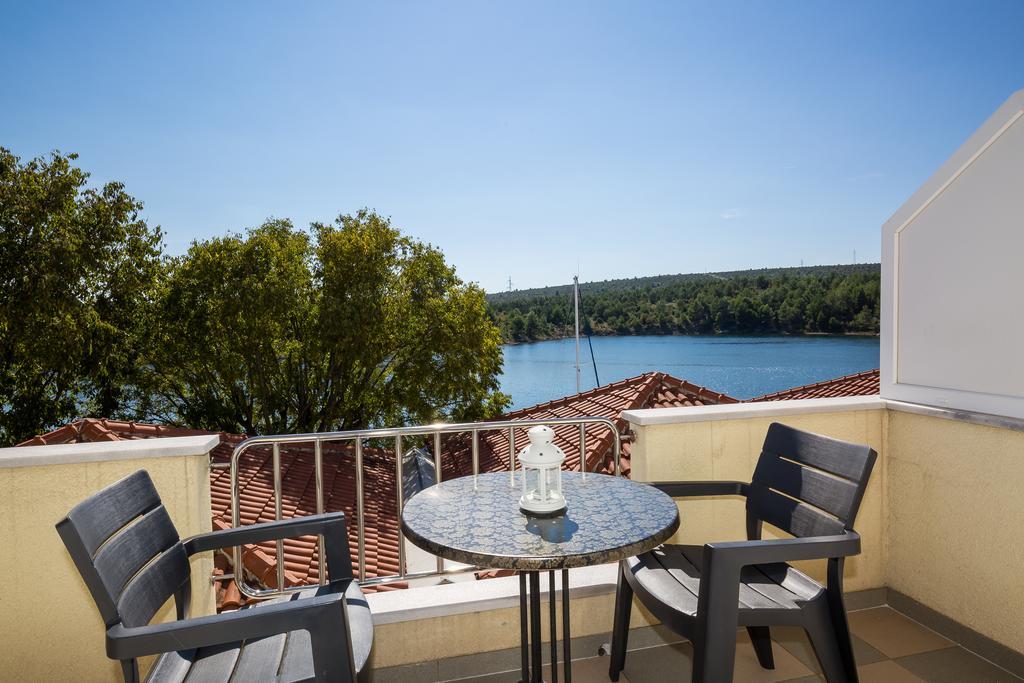 Apartments Duje Ribnica โอเบรอควาซ ภายนอก รูปภาพ