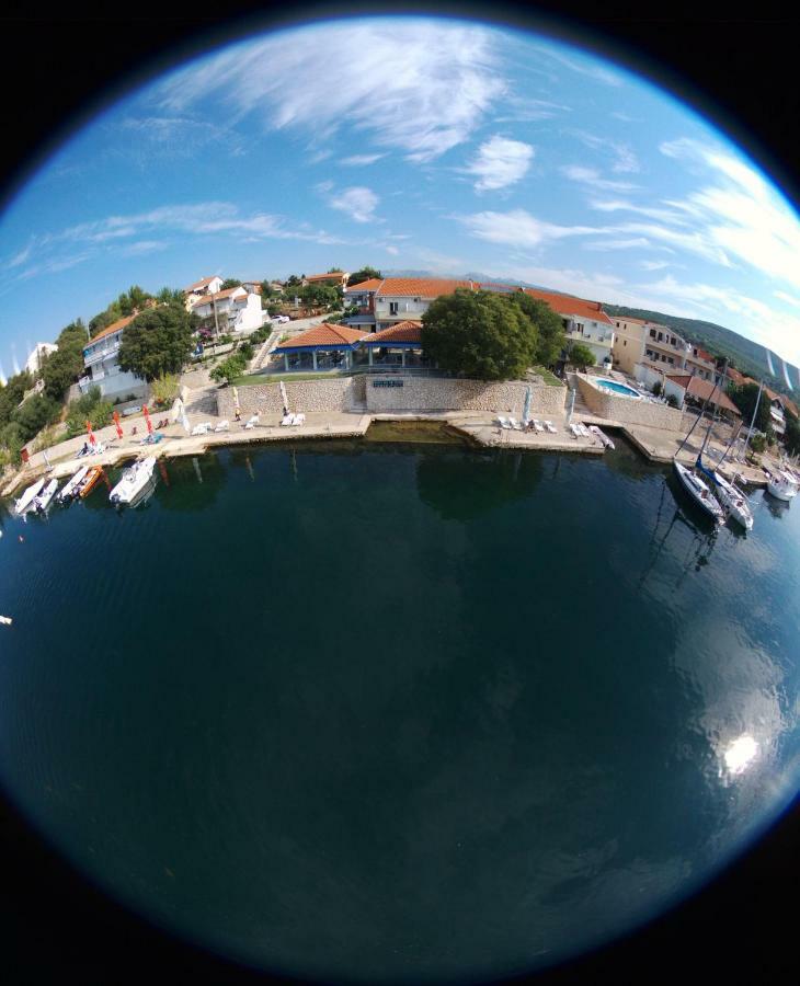 Apartments Duje Ribnica โอเบรอควาซ ภายนอก รูปภาพ